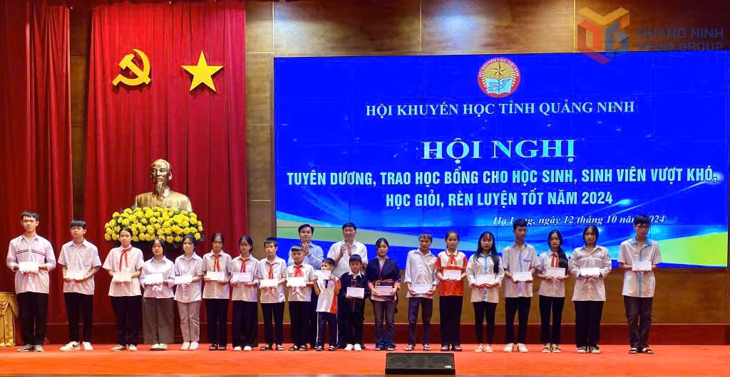 Hội Khuyến học tỉnh trao học bổng cho HSSV vượt khó đạt kết quả tốt trong học tập và rèn luyện nhân dịp tổ chức Tuần lễ học tập suốt đời năm 2024.