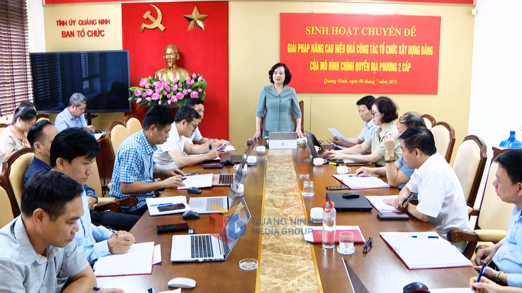 Đồng chí Bùi Thúy Phượng, Ủy viên Ban Thường vụ Tỉnh ủy, Trưởng Ban Tổ chức tỉnh ủy, Bí thư Chi bộ phát biểu tại buổi sinh hoạt Chuyên đề. 