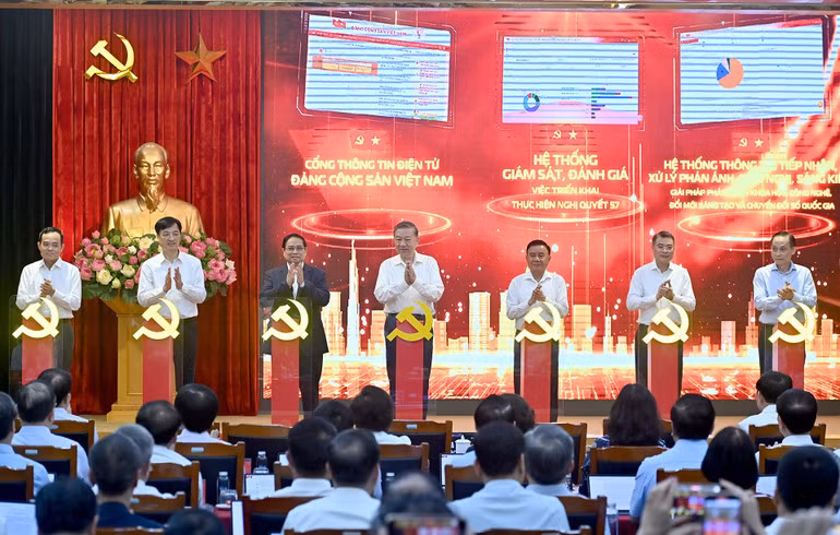 Tổng Bí thư Tô Lâm, Thủ tướng Chính phủ Phạm Minh Chính và các đồng chí lãnh đạo Đảng, Nhà nước thực hiện nghi thức ra mắt 3 nền tảng số phục vụ triển khai Nghị quyết số 57-NQ/TW. (Ảnh: ĐĂNG KHOA)