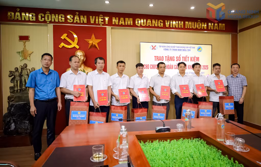 Lãnh đạo Công đoàn và Công ty Than Nam Mẫu trao tặng sổ tiết kiệm cho lao động khó khăn của Công ty. 