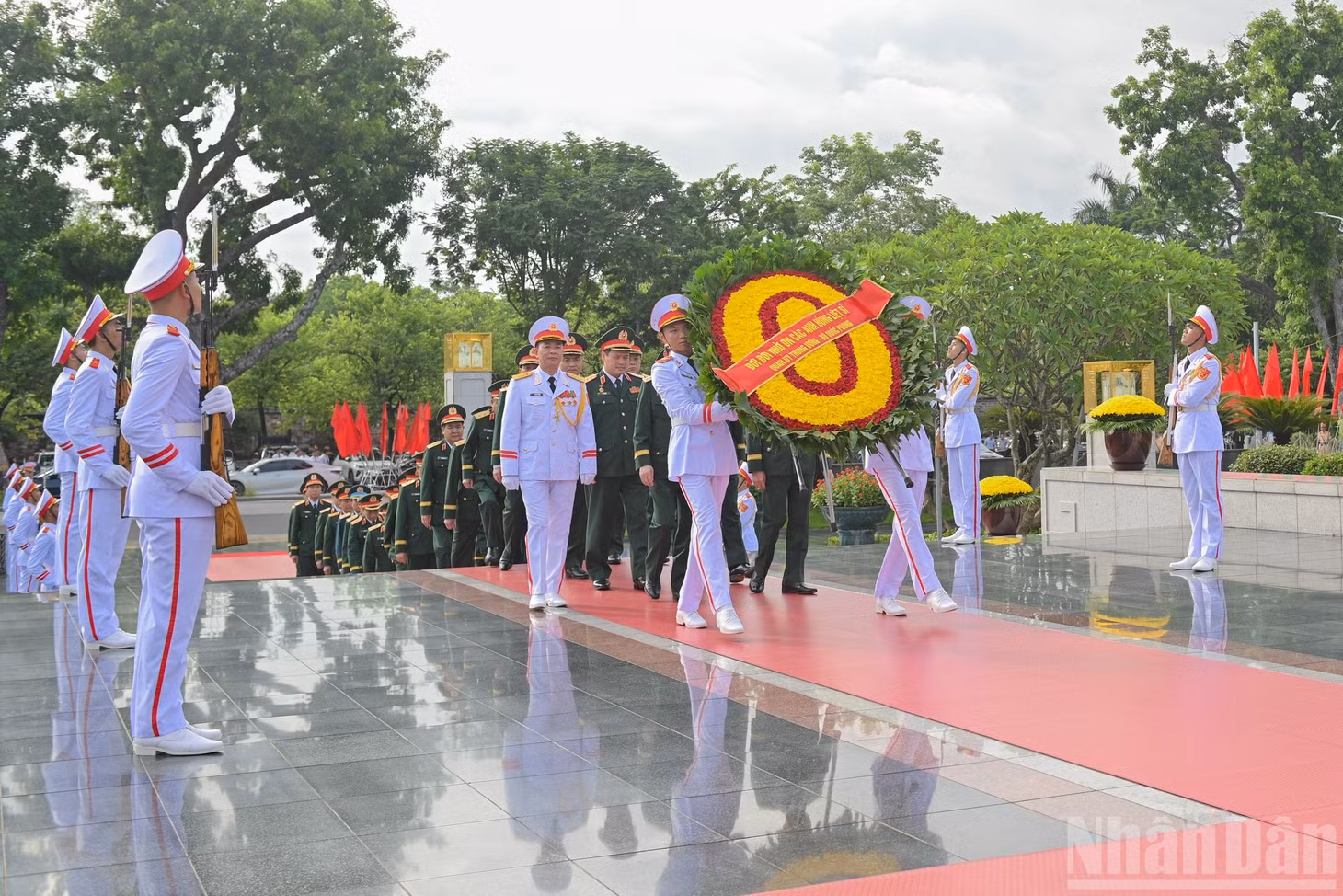 Vòng hoa của đoàn Quân ủy Trung ương, Bộ Quốc phòng.
