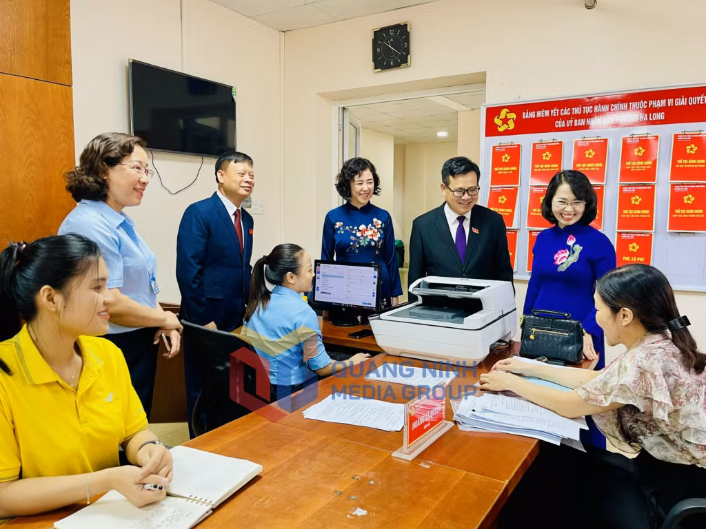 Ngay sau kỳ họp, đồng chí Trịnh Thị Minh Thanh, Phó Bí thư Thường trực Tỉnh ủy, Chủ tịch HĐND tỉnh đã đi kiểm tra hoạt động của Trung tâm phục vụ Hành chính công phường Hạ Long (7-2025). Ảnh: Hoàng Nga