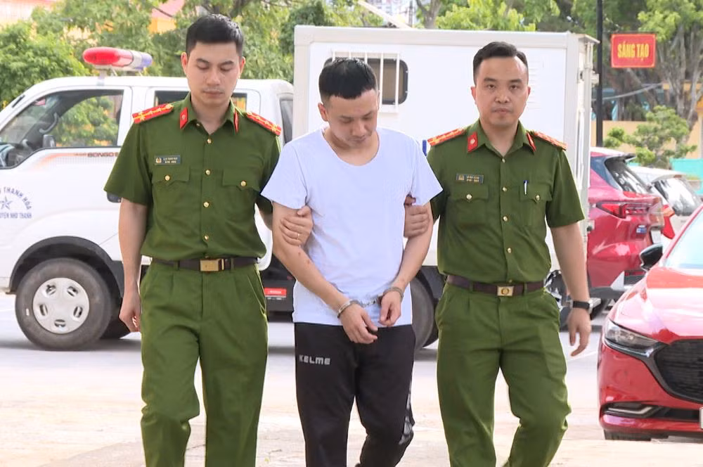 Bắt giữ Lê Chung Tài (tức Tài Bu), con nuôi của trùm giang hồ Tuấn "Thần đèn". Ảnh: Công an Thanh Hóa