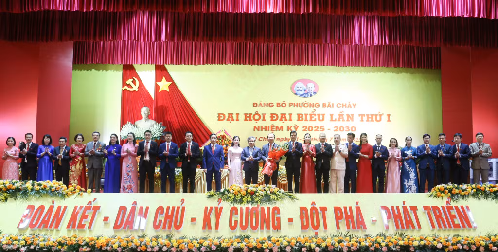 Đồng chí Vũ Đại Thắng, Uỷ viên Trung ương Đảng, Bí thư Tỉnh uỷ, Trưởng Đoàn ĐBQH tỉnh tặng hoa chúc mừng Ban Chấp hành Đảng bộ phường Bãi Cháy nhiệm kỳ 2025-2030.