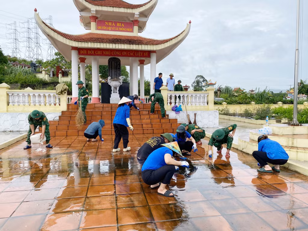CBCS Tiểu đoàn Huấn luyện - Cơ động (BĐBP tỉnh Quảng Ninh) tham gia dọn vệ sinh môi trường Đài tưởng niệm các Anh hùng liệt sỹ trên địa bàn. 
