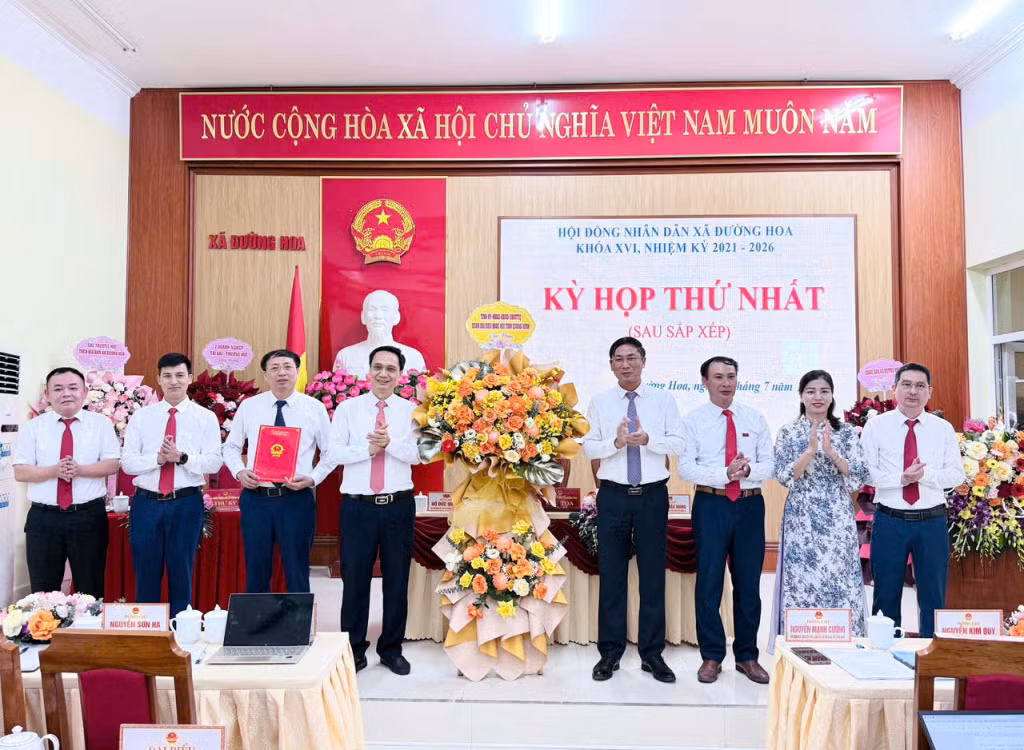 Đồng chí Nguyễn Mạnh Cường, Tỉnh uỷ viên, Giám đốc Sở Khoa học - Công nghệ tặng hoa chúc mừng kỳ họp.