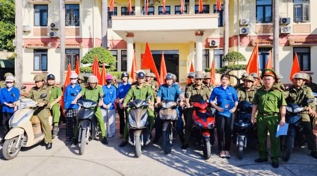 Các lực lượng Công an, Đoàn Thanh niên, Dân quân tự vệ phường Hiệp Hòa ra quân hưởng ứng tháng hành động phòng chống ma túy.