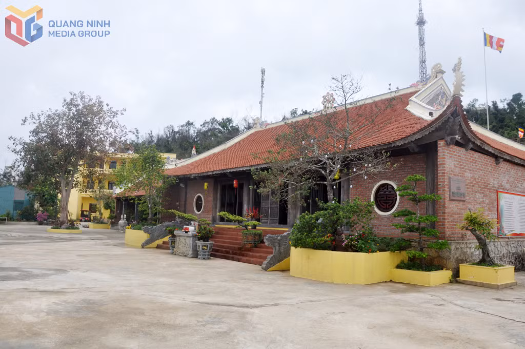 Ngôi Tam bảo chùa Trúc Lâm Cô Tô có thiết kế kiểu chùa truyền thống với mái cong, ngói hài, tường bao thô mộc.