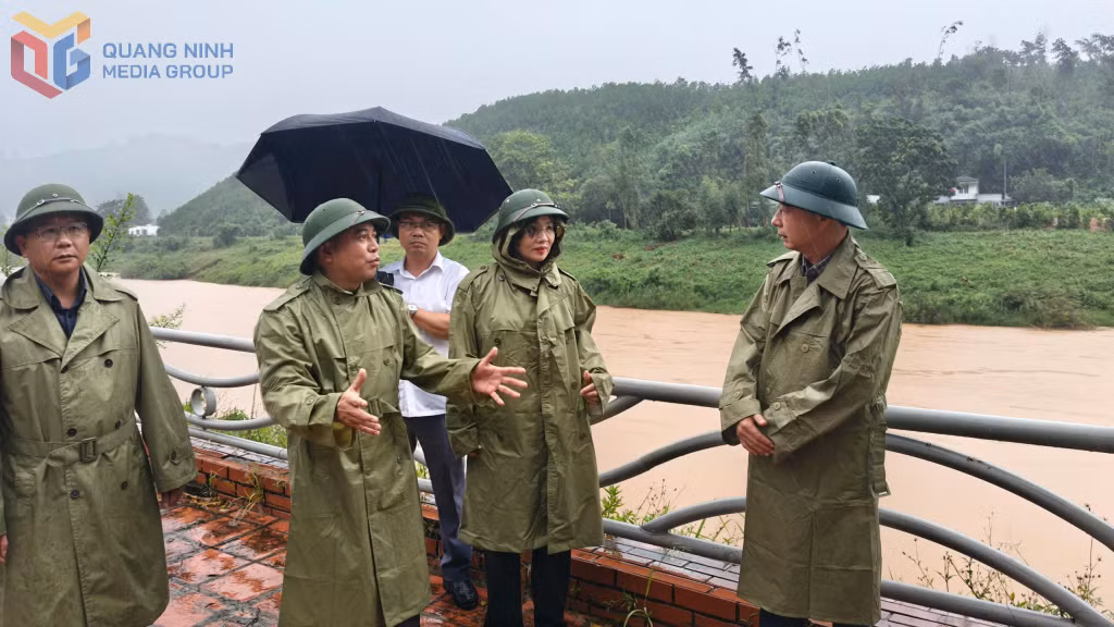 Đồng chí Bùi Thúy Phượng, Ủy viên Ban Thường vụ, Trưởng Ban Tổ chức Tỉnh ủy và đồng chí Lê Văn Ánh, Phó Chủ tịch UBND tỉnh nghe báo cáo nhanh công tác phòng chống bão trên địa bàn xã Ba Chẽ.