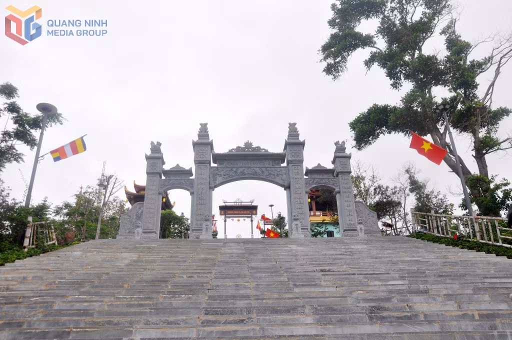 Tam quan chùa được dựng bằng đá xanh, uy nghi trên lưng núi.