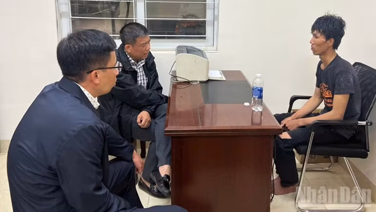 Nguyễn Văn Nhân tại cơ quan công an sau khi bị bắt.