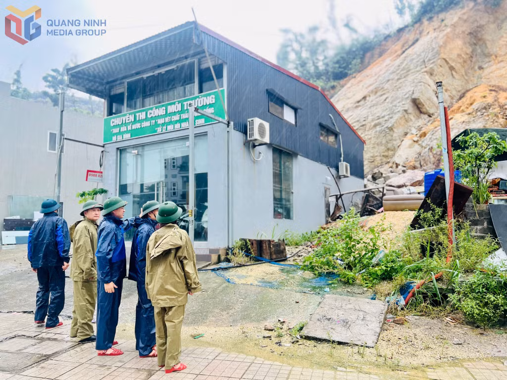 Chính quyền phường Hà Lầm kiểm tra các gia đình đã di dời do nguy cơ sạt lở.