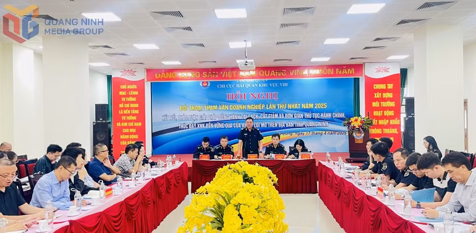 Lãnh đạo Chi cục Hải quan khu vực VIII trực tiếp giải đáp các ý kiến của doanh nghiệp tại hội nghị đối thoại, tham vấn doanh nghiệp lần thứ nhất năm 2025, tháng 4/2025.