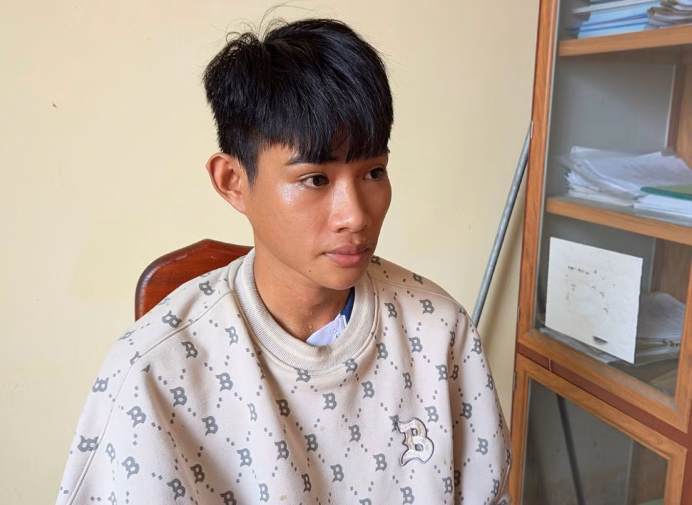 Đối tượng Phạm Duy Thanh tại thời điểm bị cơ quan Công an bắt giữ để điều tra hành vi cướp giật tài sản. Ảnh: Nghiêm Túc
