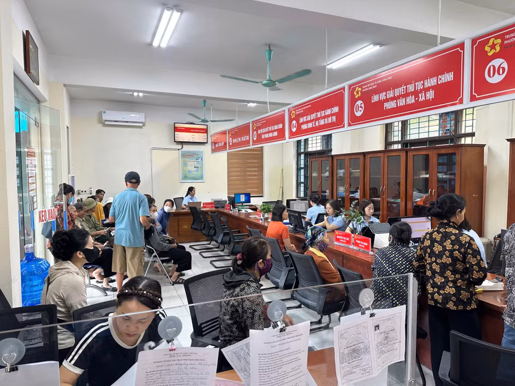 Người dân đến làm thủ tục hành chính tại phường.
