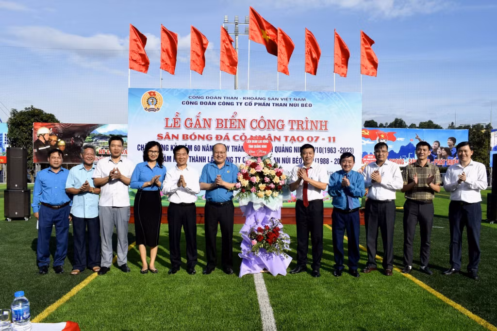 Sân bóng cỏ nhân tạo được Công ty Cổ phần Than Núi Béo đầu tư phục vụ công nhân tập luyện thể thao.