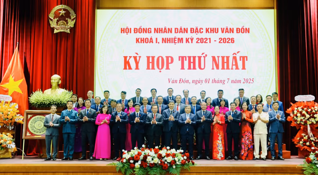 Đồng chí Vũ Hồng Thanh, Ủy viên Trung ương Đảng, Phó Chủ tịch Quốc hội và đồng chí Vũ Đại Thắng, Ủy viên Trung ương Đảng, Bí thư Tỉnh ủy, Trưởng Đoàn ĐBQH tỉnh chụp ảnh lưu niệm với Đảng bộ Đặc khu Vân Đồn.