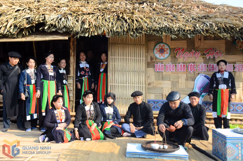Tái hiện nghi thức đám cưới truyền thống tại Ngày hội văn hóa dân tộc Sán Chay lần thứ 3, năm 2024. Ảnh: Chu Tuân