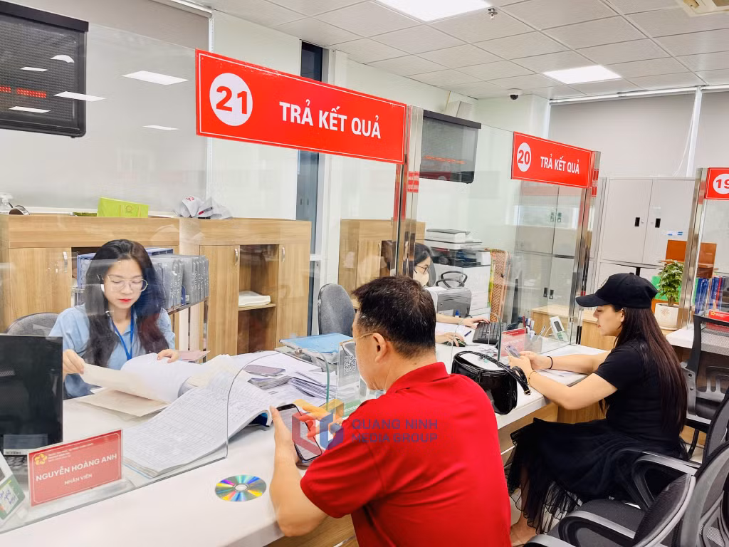 Người dân giải quyết thủ tục hành chính tại Trung tâm Phục vụ hành chính công phường Hồng Gai.