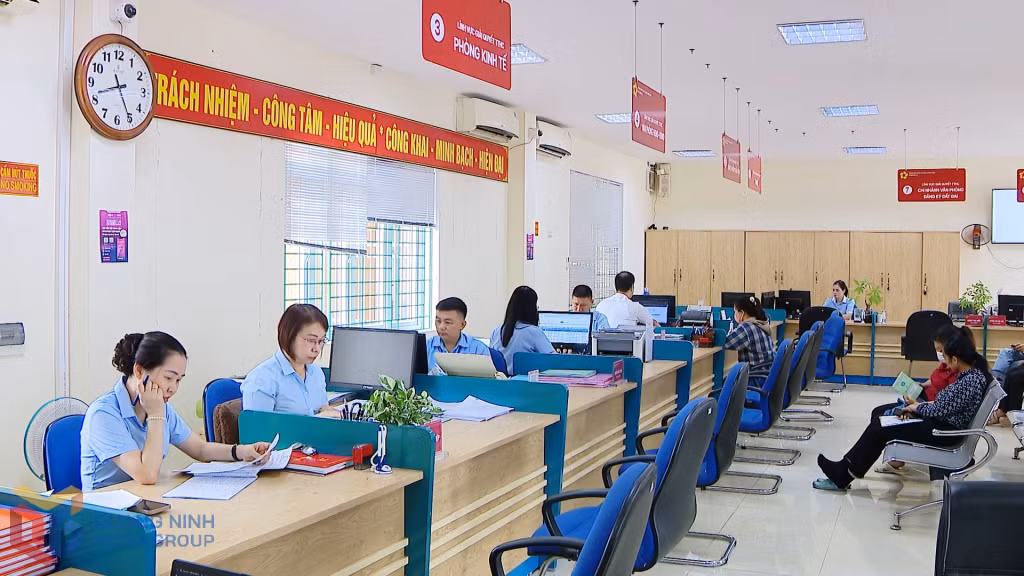Trung tâm Phục vụ hành chính công xã Quảng Hà đặt tại xã tạo thuận lợi cho công dân giải quyết thủ tục hành chính.