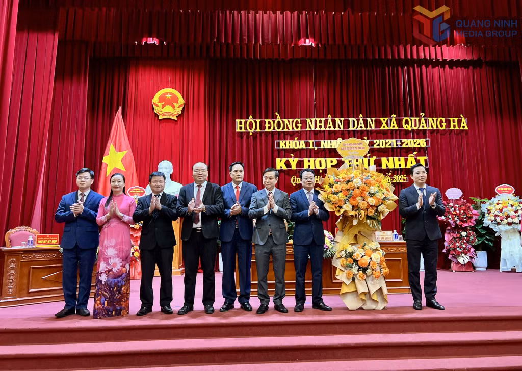 Đại tá Trần Văn Phúc, Ủy viên BTV Tỉnh ủy, Giám đốc Công an tỉnh tặng hoa chúc mừng các đồng chí Chủ tịch, Phó Chủ tịch HĐND xã, UBND xã và Trưởng các ban HĐND xã.