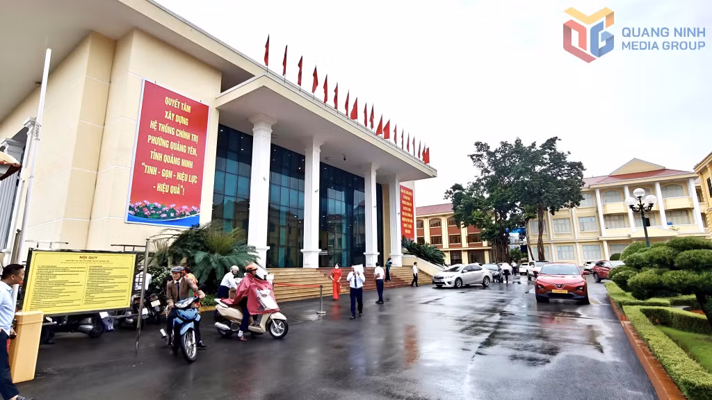 Không khí tại trụ sở Đảng ủy, HĐND, UBND phường Quảng Yên trong sáng 1/7, ngày làm việc đầu tiên theo mô hình chính quyền 2 cấp.