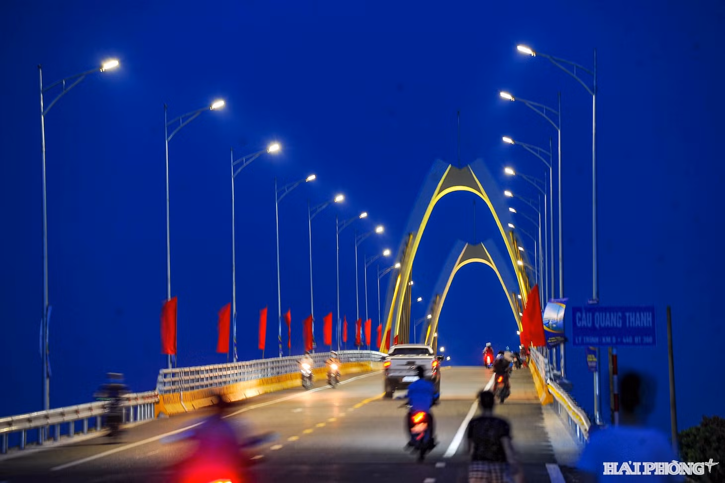 Cầu Quang Thanh bắc qua sông Văn Úc, kết nối khu vực Tây Hải Phòng và Đông Hải Phòng. Cầu dài 536 m, rộng 12 m, gồm 10 nhịp