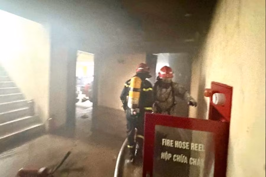 Cảnh sát PCCC và CNCH hướng dẫn người dân thoát nạn an toàn trong vụ cháy. Ảnh: Công an Hà Nội