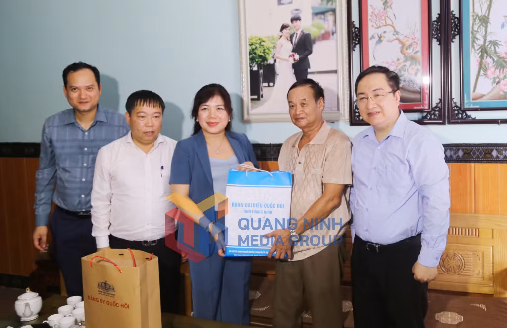 Các đại biểu Quốc hội tặng quà bệnh binh Tô Ngọc Đàn, xã Quảng Hà (7-2025). Ảnh: Nguyễn Thanh
