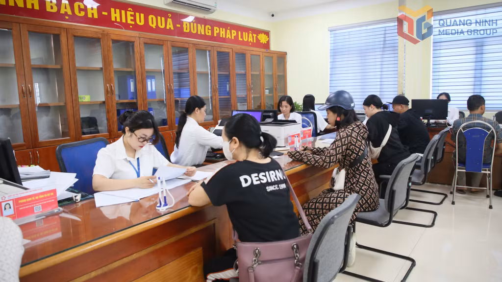 Cán bộ Trung tâm Phục vụ Hành chính công phường Cửa Ông hướng dẫn, tiếp nhận hồ sơ thủ tục hành chính của người dân, doanh nghiệp.