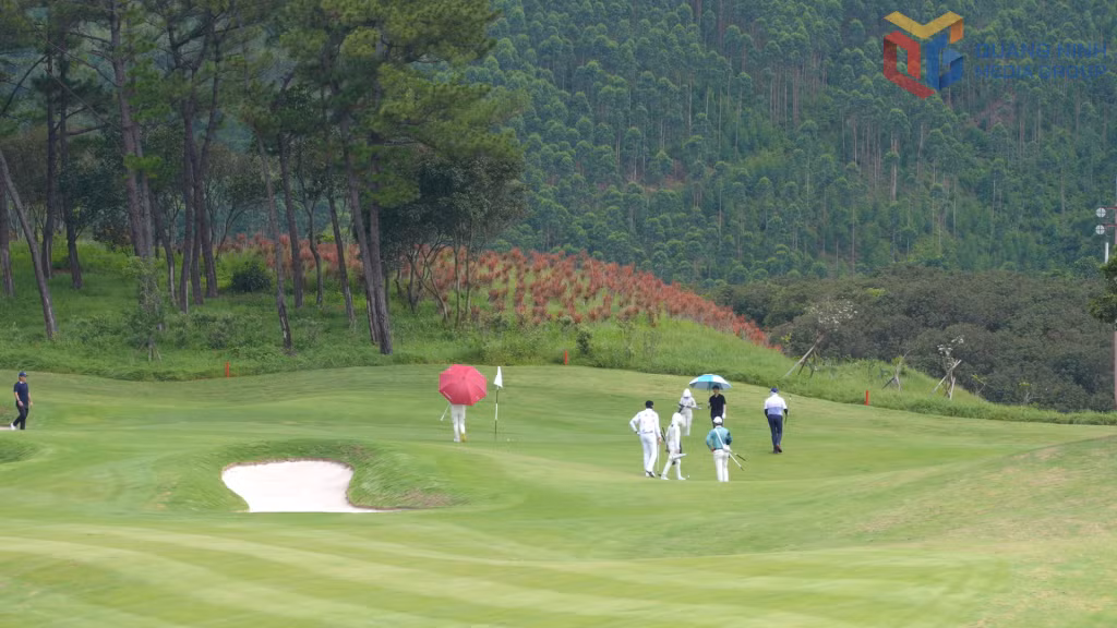 Trung bình mỗi ngày, Sân golf Silk Path Đông Triều đang đón 100 khách đến chơi golf.