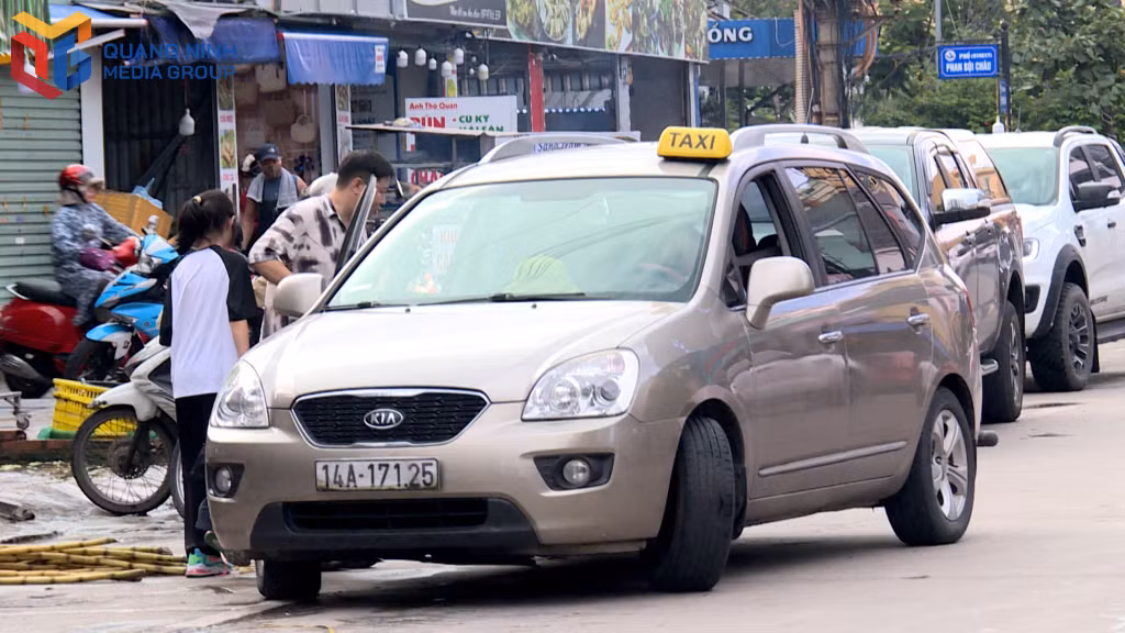 "Taxi dù" hoạt động công khai tại nhiều tuyến đường ở khu du lịch Bãi Cháy.