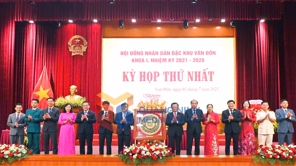 Đồng chí Vũ Đại Thắng, Ủy viên Trung ương Đảng, Bí thư Tỉnh ủy, Trưởng Đoàn ĐBQH tỉnh tặng hoa chúc mừng HĐND đặc khu Vân Đồn (7-2025). Ảnh: Thu Chung