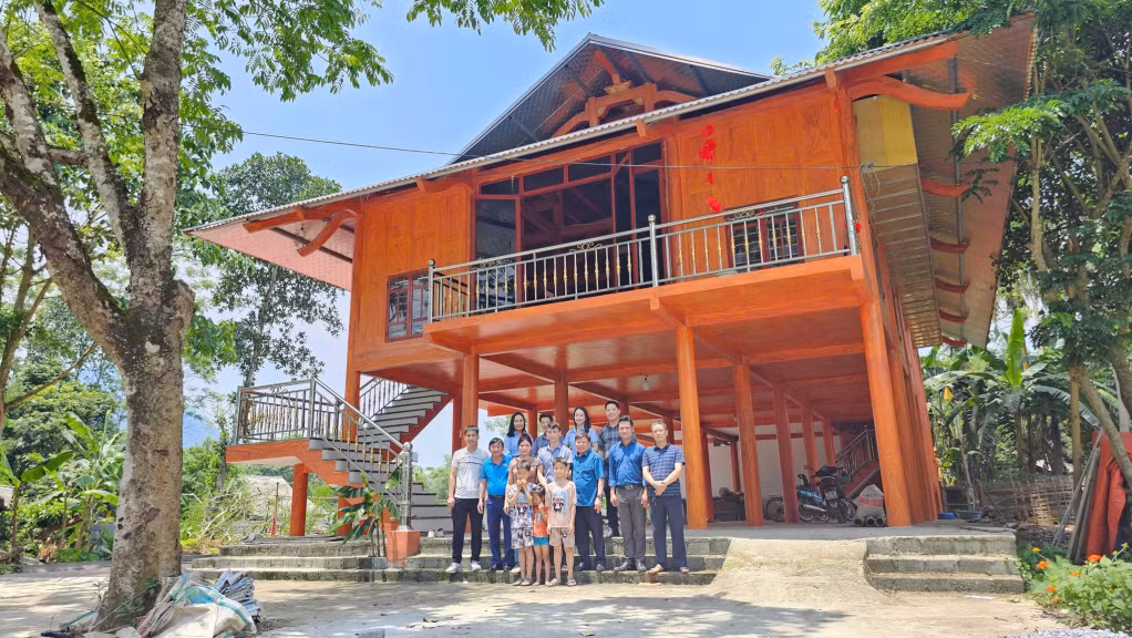 Công nhân Lý Văn Cường (Than Núi Béo) xây được căn nhà sàn khang trang ở quê nhà từ nguồn thu nhập làm thợ lò.