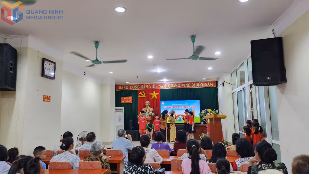 Chi hội khuyến học khu phố 2, phường Bãi Cháy tuyên truyền ATGT tới học sinh, nhân dân khu phố.