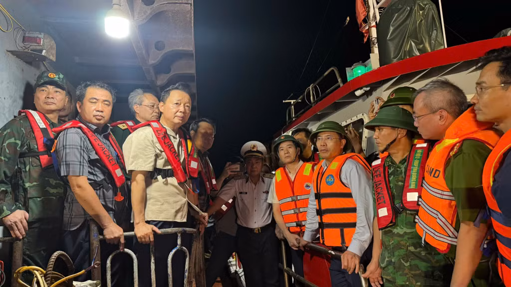 Phó Thủ tướng Chính phủ Trần Hồng Hà cùng các đồng chí lãnh đạo tỉnh Quảng Ninh chỉ đạo công tác cứu nạn tại hiện trường.