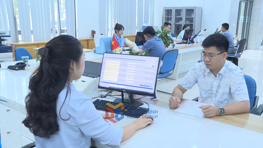 Việc giải quyết thủ tục hành chính cho người dân, doanh nghiệp theo chính quyền 2 cấp bảo đảm thông suốt.
