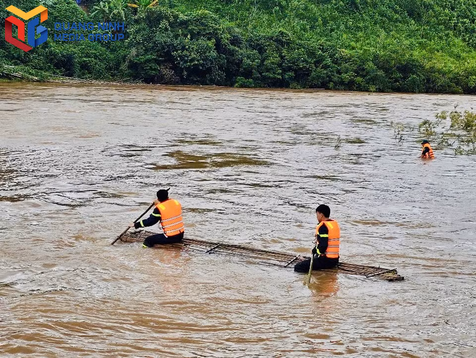 Lực lượng cứu hộ triển khai tìm kiếm cháu bé mất tích.