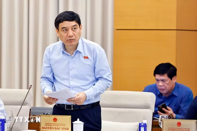 Chủ nhiệm Ủy ban Văn hóa và Xã hội của Quốc hội Nguyễn Đắc Vinh , đại diện Đoàn giám sát trình bày tóm tắt dự thảo báo cáo kết quả giám sát chuyên đề. (Ảnh: Doãn Tấn/TTXVN)