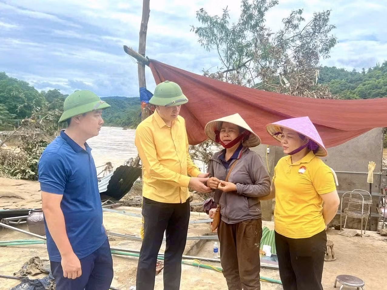Hưởng ứng lời kêu gọi của Ủy ban Mặt trận Tổ quốc Việt Nam tỉnh Nghệ An, trong hai ngày 23 và 24/7, hơn 20.000 tổ chức, cá nhân ủng hộ hơn 13,5 tỉ đồng, hỗ trợ người dân bị ảnh hưởng bão lũ.