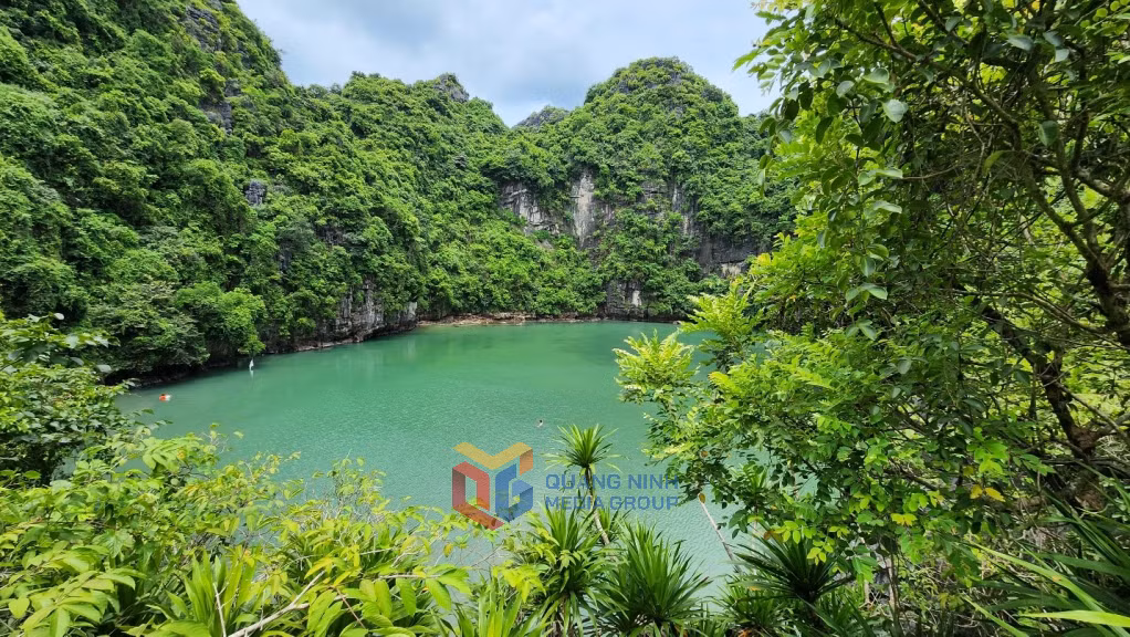Cảnh sắc hồ Đầu Bê như một bức tranh thiên nhiên sống động, mê hoặc.