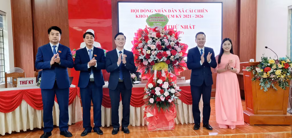 Đồng chí Trương Mạnh Hùng, Tỉnh ủy viên, Trưởng Ban Quản lý các khu kinh tế tỉnh tặng hoa chúc mừng kỳ họp thứ nhất HĐND xã Cái Chiên.