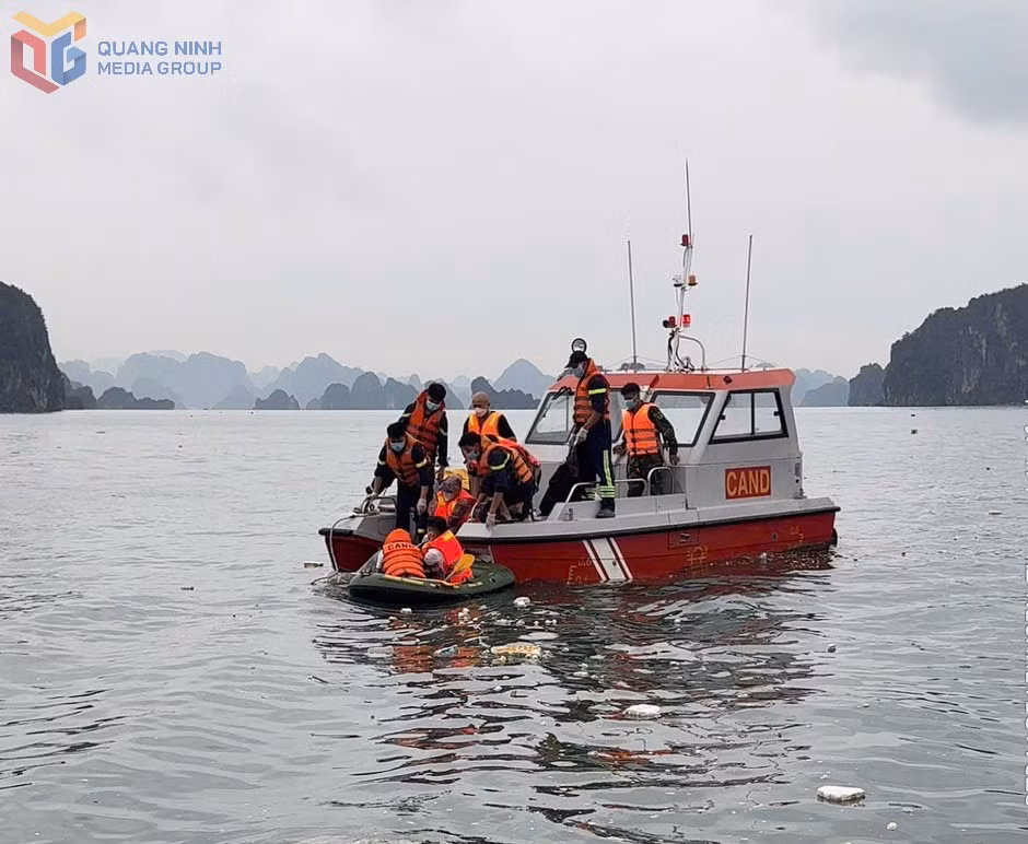 Lực lượng chức năng phối hợp đưa thi thể nạn nhân lên xuồng để đưa vào bờ.