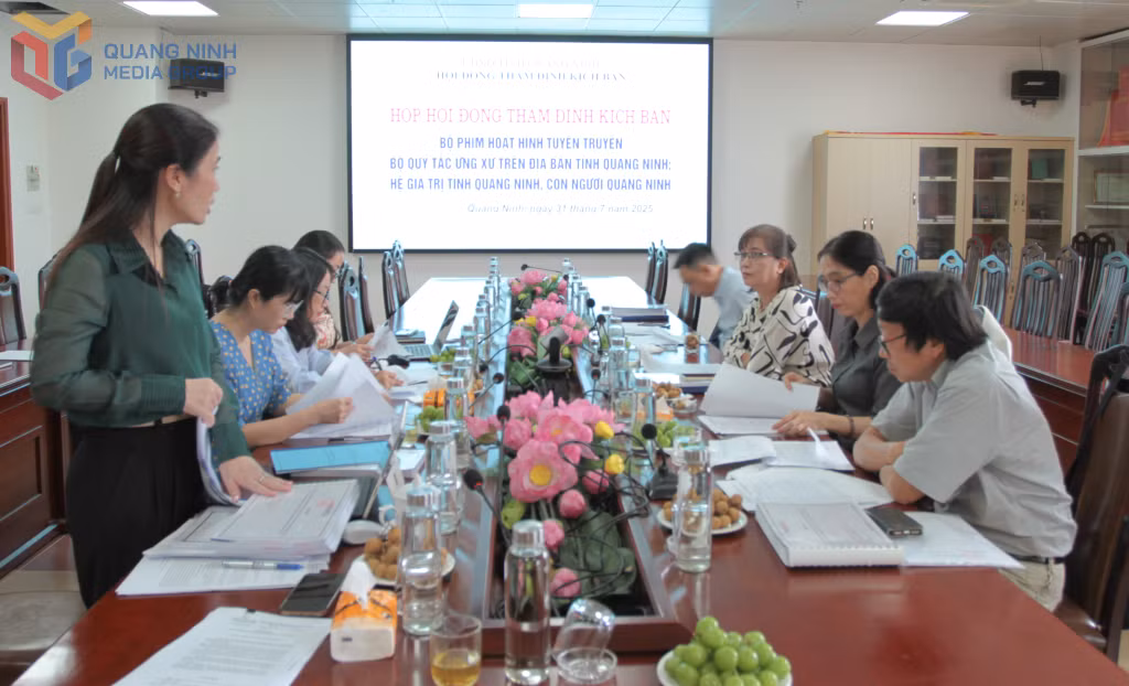 Hội đồng thẩm định thảo luận trước khi tiến hành đánh giá các kịch bản.