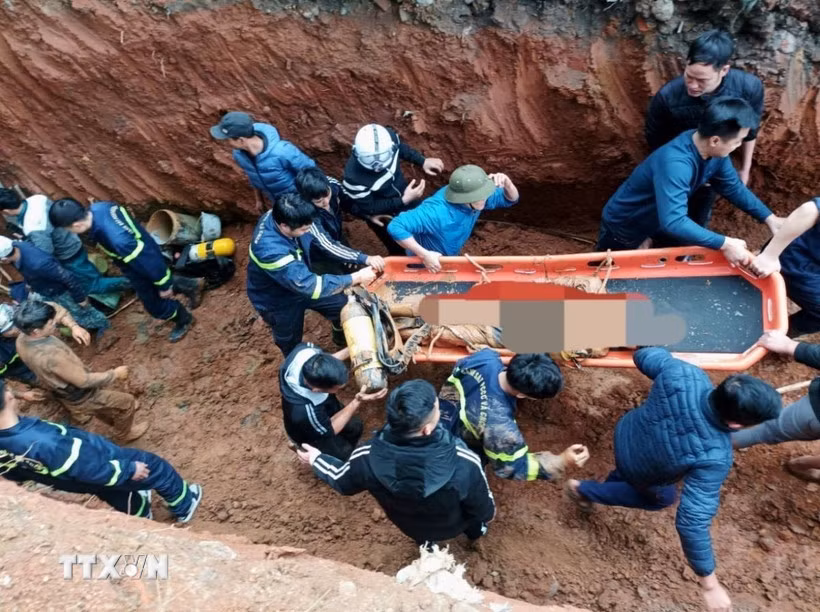 Lực lượng chức năng triển khai công tác cứu nạn cứu hộ đưa nạn nhân vụ tai nạn lao động sập giếng khiến 2 người tử vong tại Ba Vì lên mặt đất. (Ảnh TTXVN phát)