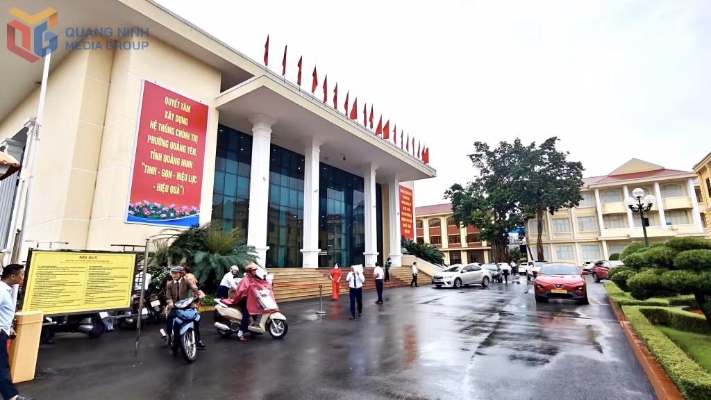 Không khí tại trụ sở Đảng ủy, HĐND, UBND phường Quảng Yên trong sáng 1/7, ngày làm việc đầu tiên theo mô hình chính quyền 2 cấp.