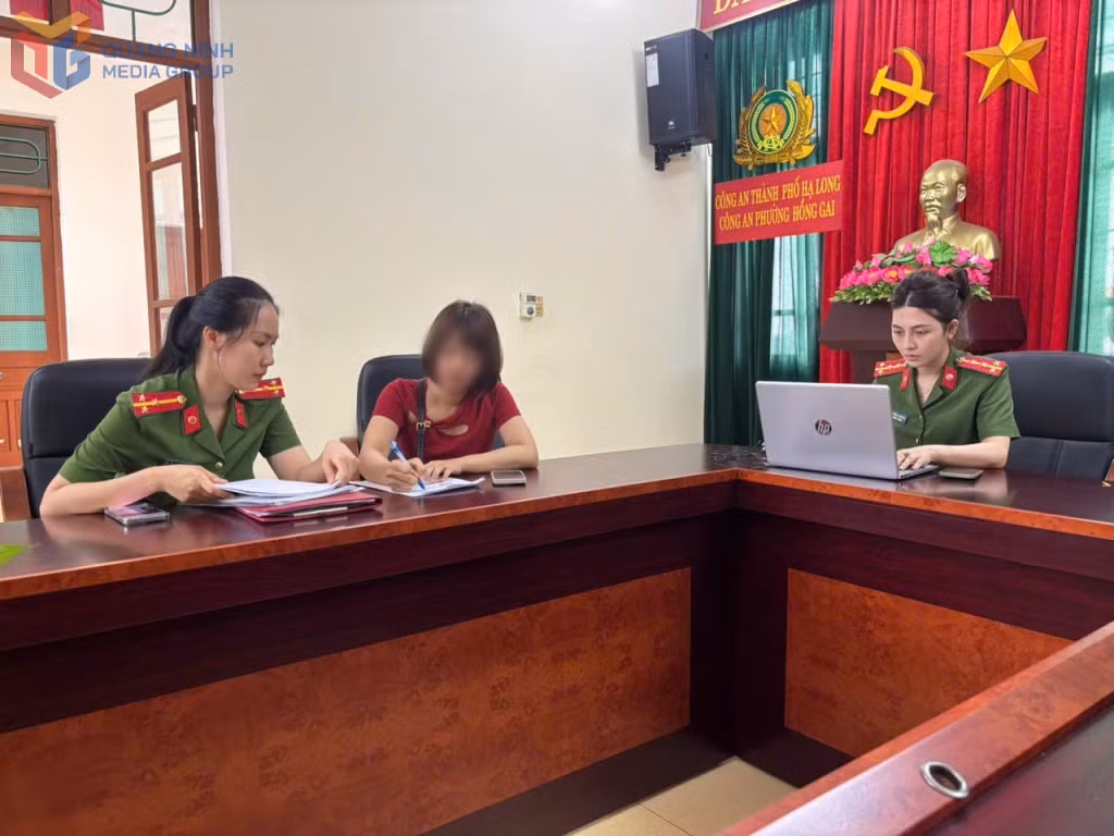 Công an phường Hồng Gai tuyên truyền nhắc nhở chị Đ.T.H.G các quy định của pháp luật về trách nhiệm của công dân khi sử dụng mạng xã hội.