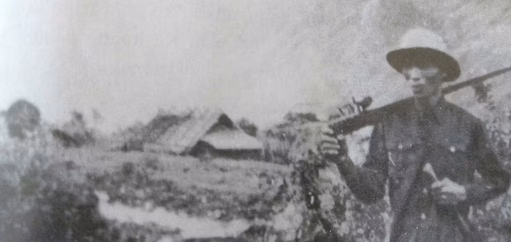 Di ảnh chính thức của Anh hùng Lỷ A Coỏng trong sách “Anh hùng thời đại Hồ Chí Minh” và các tư liệu lưu trữ lịch sử.