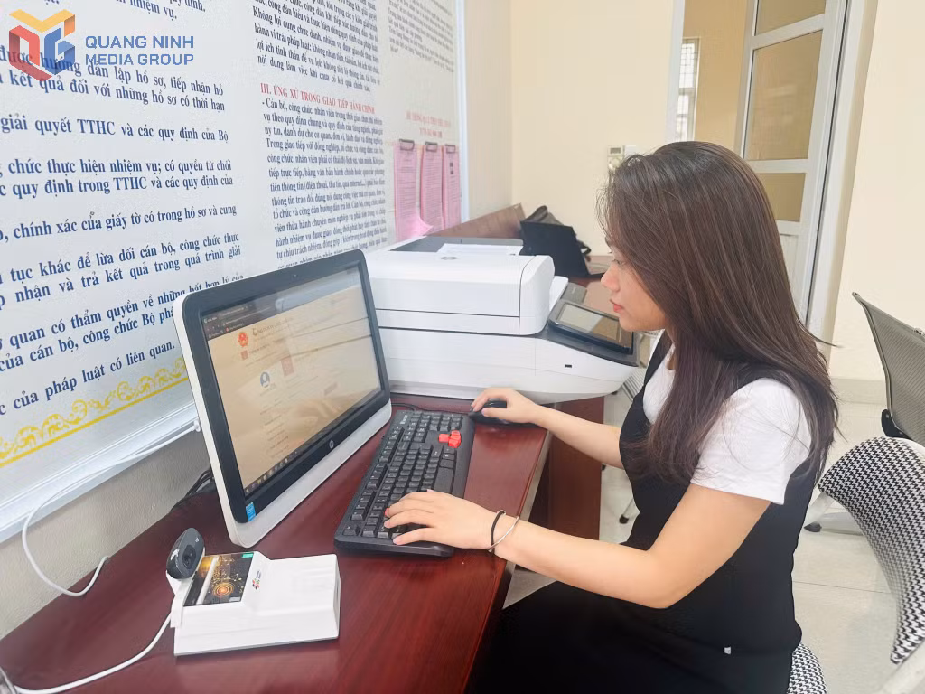 Chị Nguyễn Thị Lan Anh, khu Minh Khai, phường Tuần Châu nộp hồ sơ trên cổng dịch vụ công quốc gia.