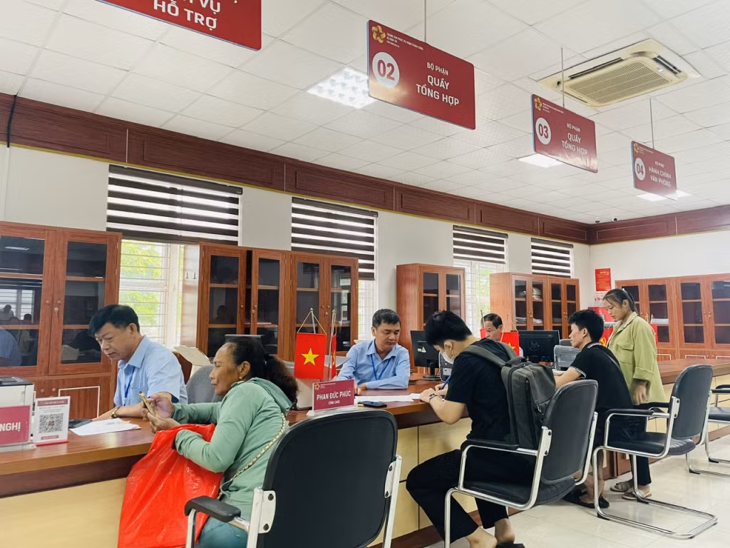 Người dân đến giải quyết thủ tục hành chính tại Trung tâm Phục vụ hành chính công xã Đầm Hà.